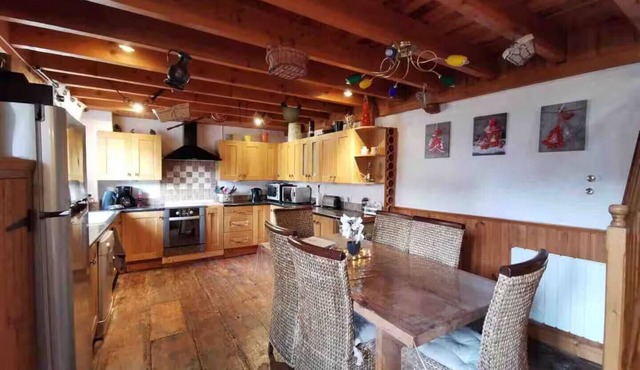 House with lots of character. Close to nature and shops.