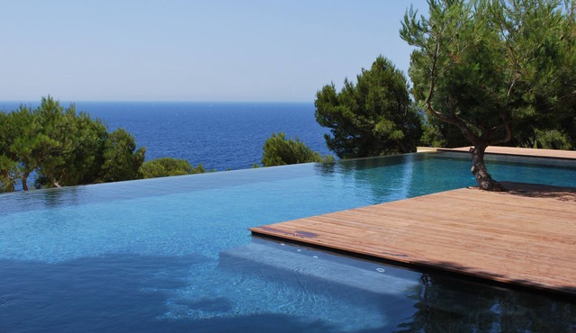 House with magnificent sea view in a private