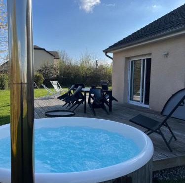 House with Outdoor Jacuzzi