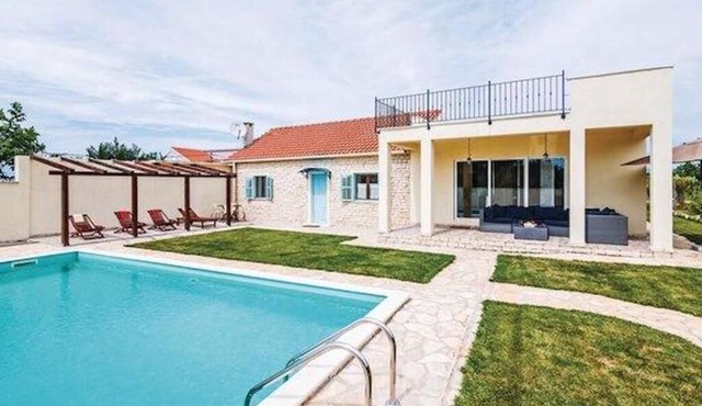 House with outdoor pool - Perfect for families!