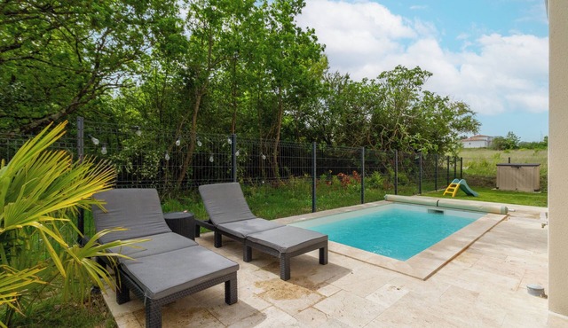 House with pool near Toulouse