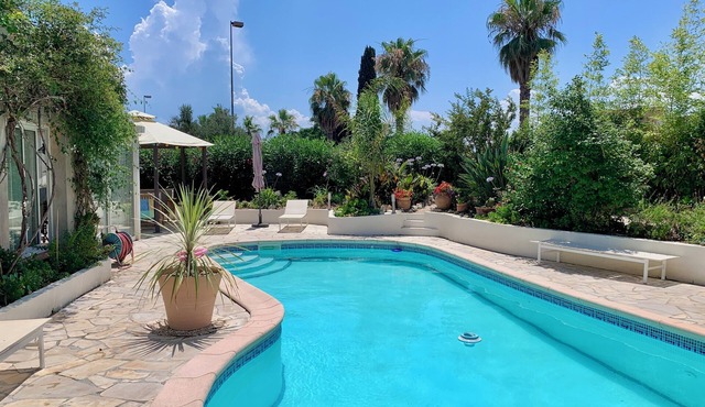 HOUSE WITH PRIVATE SWIMMING POOL 10 MINUTES FROM THE BEACHES 4* TOURIST HOUSE