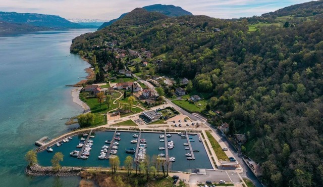 House with panoramic lake view, 2 steps from the beach