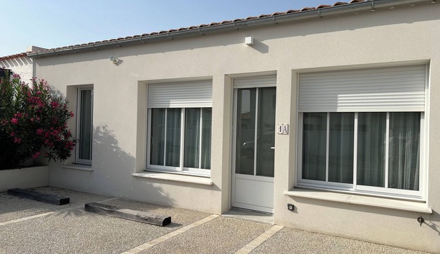 House with parking, 5 minutes from downtown!