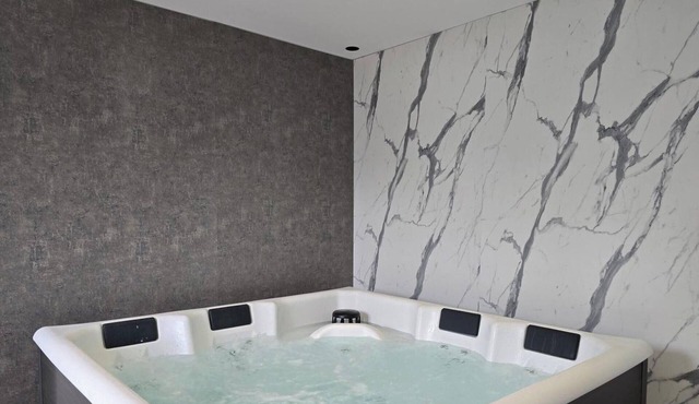 House with parking, pets welcome - 6 guests
