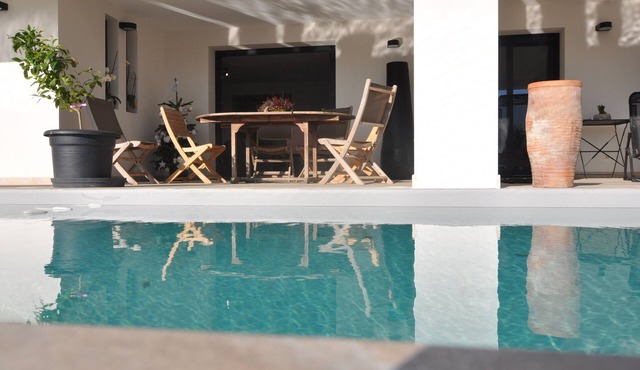 House with pool 10 mm from the beach
