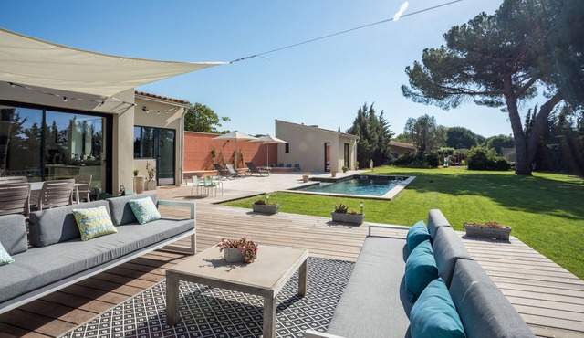 House with pool near beach and Montpellier