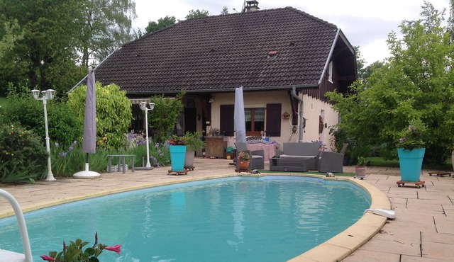 House with pool 8 km from Lake Annecy
