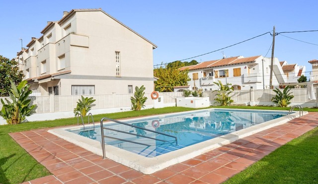 House with pool and barbecue 200m beach