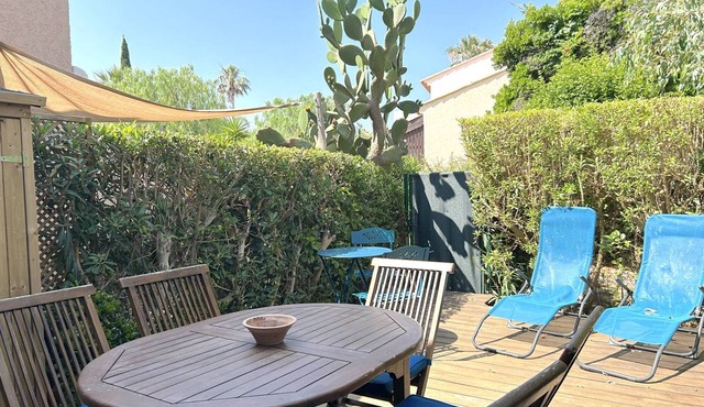 House with pool and parking, near beach for 6 people