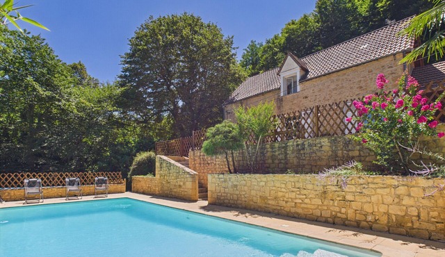 House with pool and large garden for 6