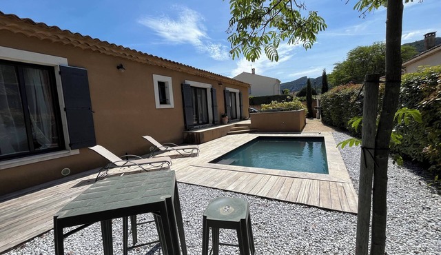 House with pool at the foot of the Luberon