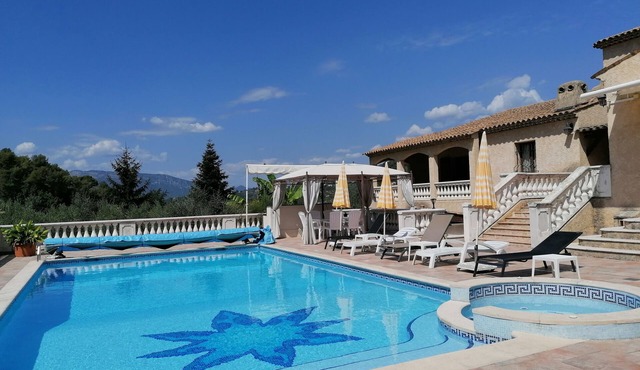 House with pool back country Nice