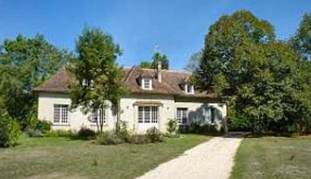 House with Pool Bordering the Dordogne River