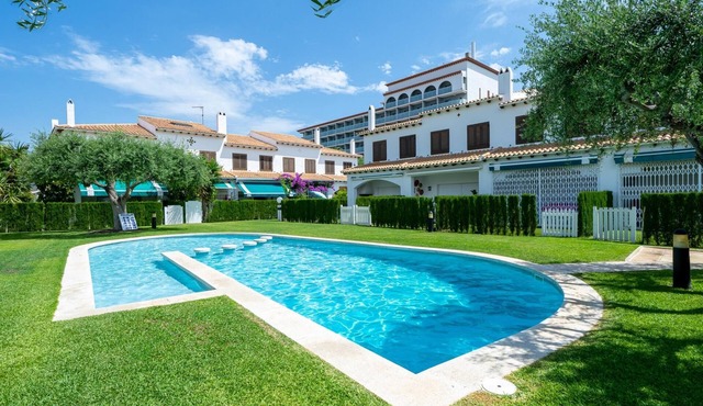 House with pool and terrace 250m beach