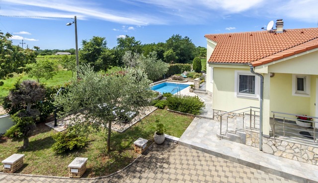 House with pool for 5 people 15 km from Pula, quiet at the end of the village