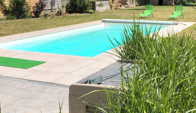 HOUSE WITH POOL