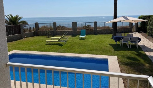 HOUSE WITH POOL FRONT SEA 100 M. BEACH 8 PERS.