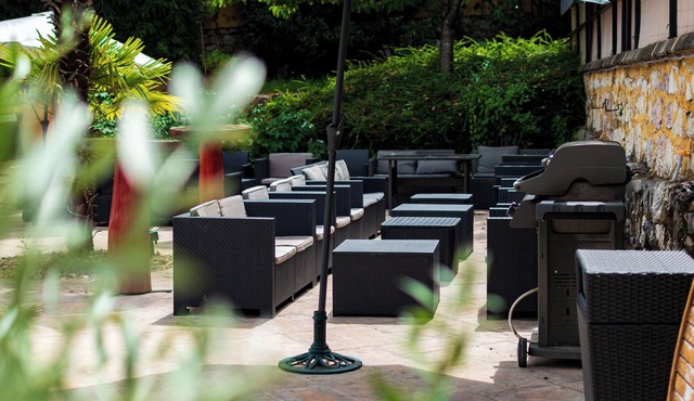 House with pool & garden - near downtown