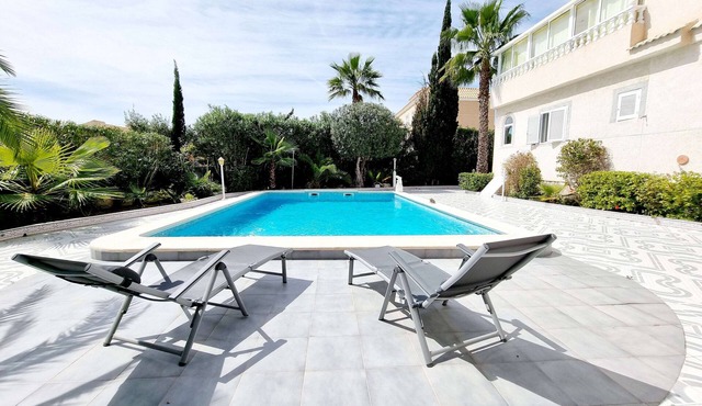 House With Pool In La Siesta