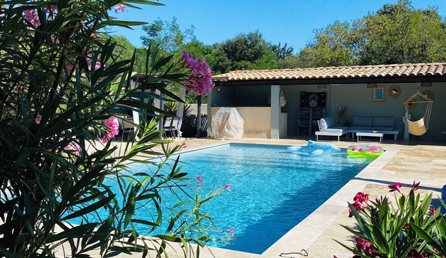 House with pool in the countryside on a fenced and trees of 8000m2.