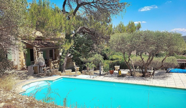 House with pool in the hills above Aramon