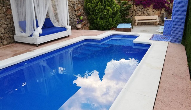 House with pool, large garden and parking located at the foot of the mountain