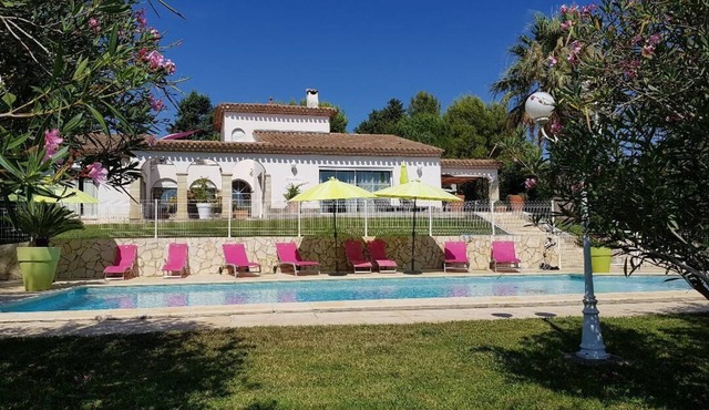 House with pool near the sea