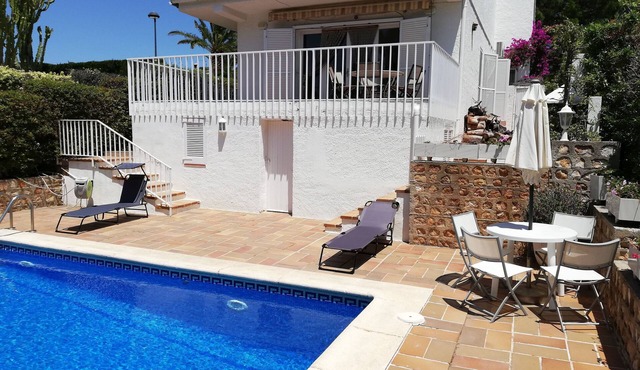 House with pool on the 1st line of the sea