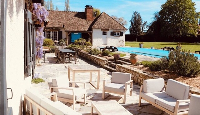 House with Pool & Tennis 50min from Paris 2ha Estate - 9 Bedrooms - Sleeps 14