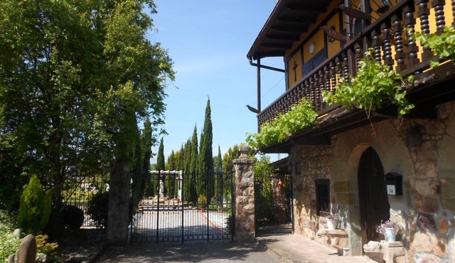 House with pool, tennis court 4000m garden, terrace, barbecue .