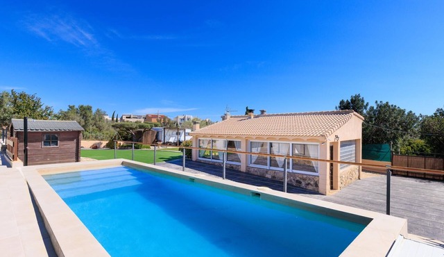 House with private pool only 500m beach