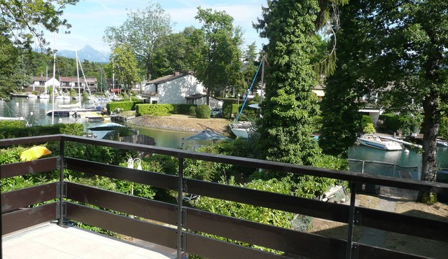 House with private pontoon and mooring ring marina Port Ripaille 6 people