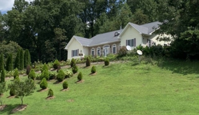 House with private ￼apartment, latest appliance,View,flowers, Creekside.