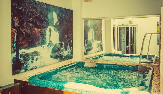 House with private patio for 17 with jacuzzi