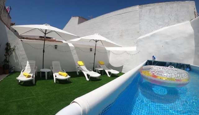 House with private pool and patio with solarium in the heart of the village