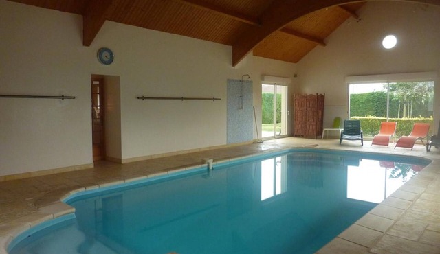 House with private heated pool, pets allowed near Loire castles
