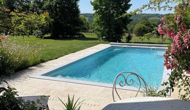 House with private pool surrounded by oak trees. IDEAL for sharing with family and friends