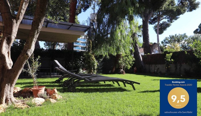 House with private garden of 300 m2 near the beach for 8 people.