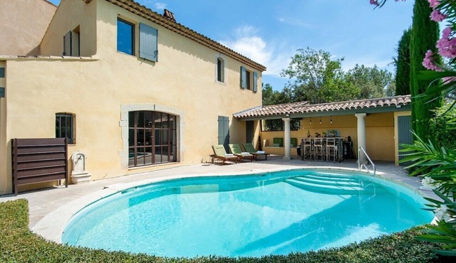 House with private heated pool and direct view of Golf de Pont Royal