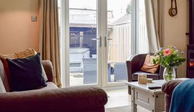 House With Private Hot Tub & All en suite rooms central UK