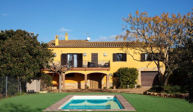 House with private pool, isolated and very quiet at the end of town.