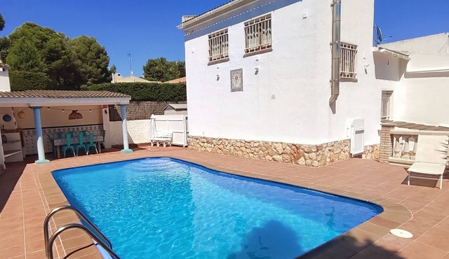 House with private pool and wi. fi