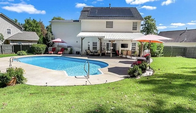 House with Private Pool and Backyard Oasis