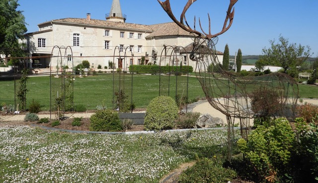 House With Private Pool And Grounds: 7 bedrooms, 5 bathrooms