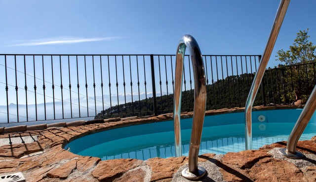 House with private pool, stunning views