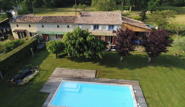 House with private pool, fenced and large garden near BERGERAC