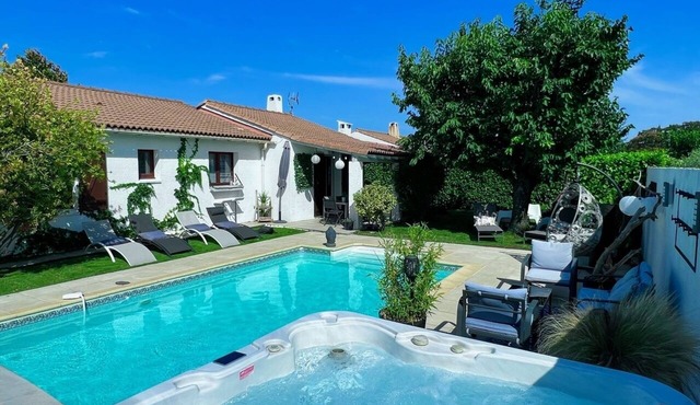 House with private pool, Jacuzzi and air conditioning near Nîmes Arles Camargue and sea!