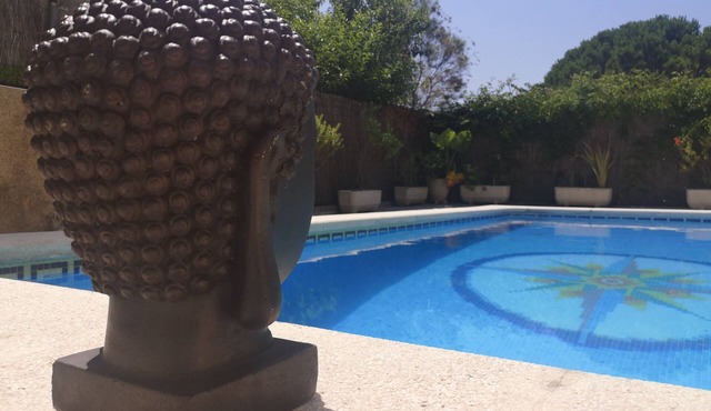 House with private swimming pool and garden 7 minutes walk off the beach.