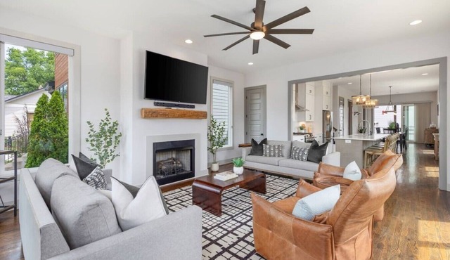 House with Rooftop Patio, Next to a Park, 3 Miles to Downtown
